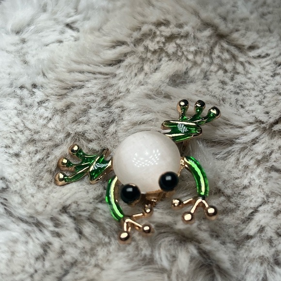 Elegant Frog Brooch with Green and Gold Accents - Picture 3 of 6